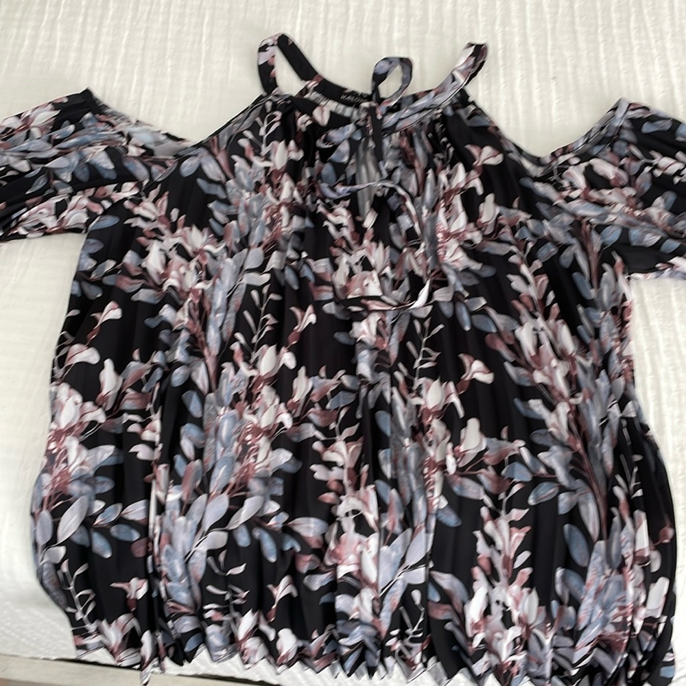 Black  cold shoulder pleated top. Tie at neck.